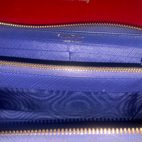 Used and 100% Authentic Salvator Ferragamo wallet - Picture 7 of 11